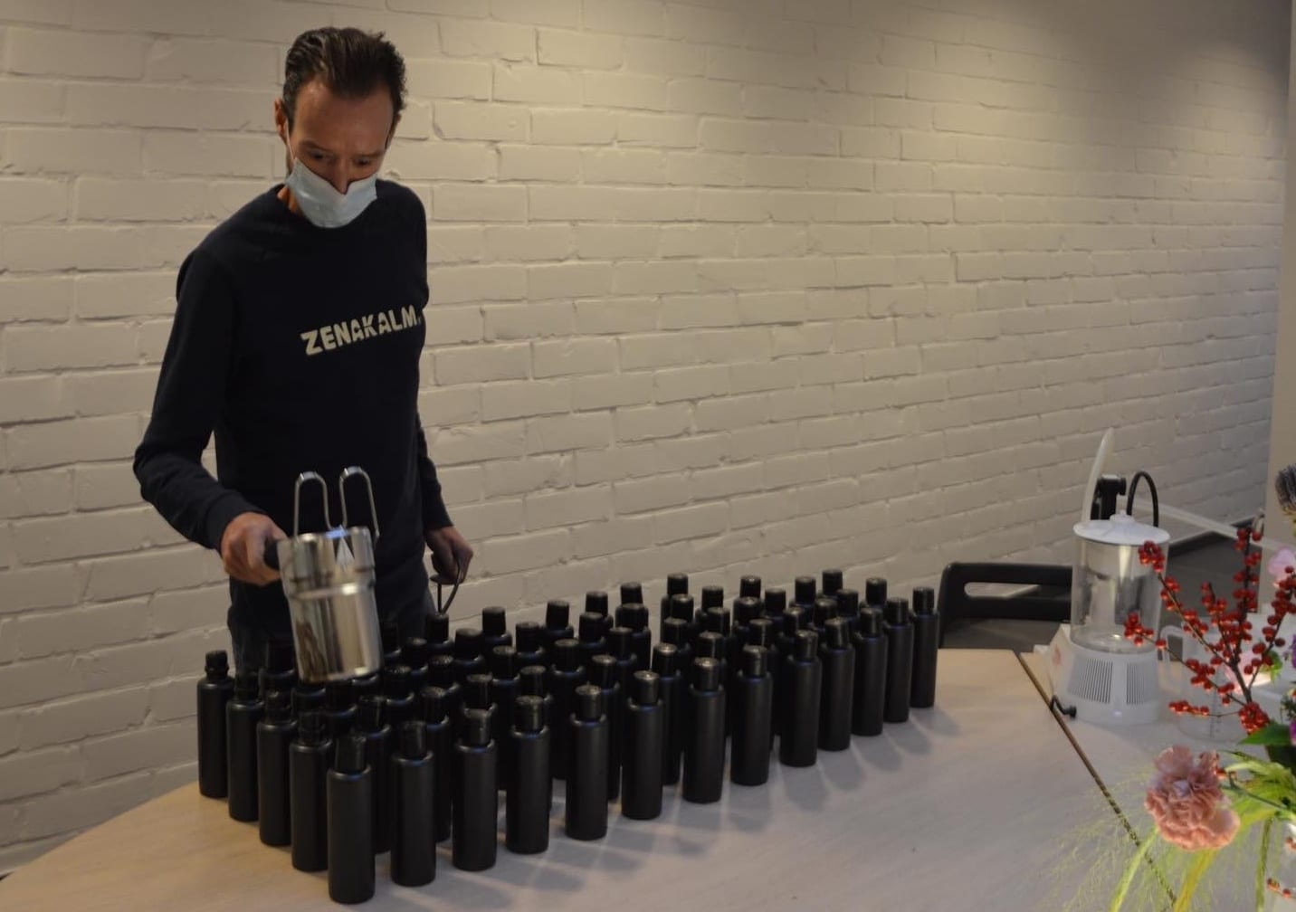 Polder Drinks-flessen worden één voor één met de hand gekurkt