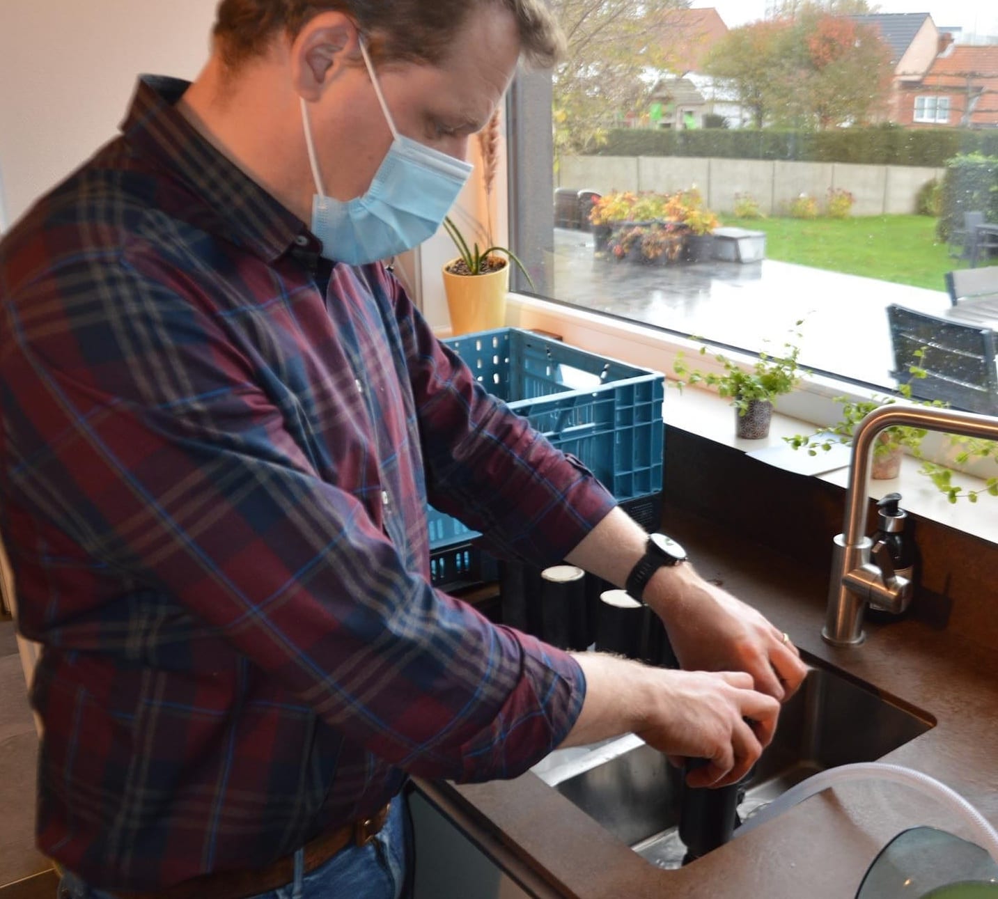 Flessen worden met de hand gespoeld voor het bottelen van Polder Drinks