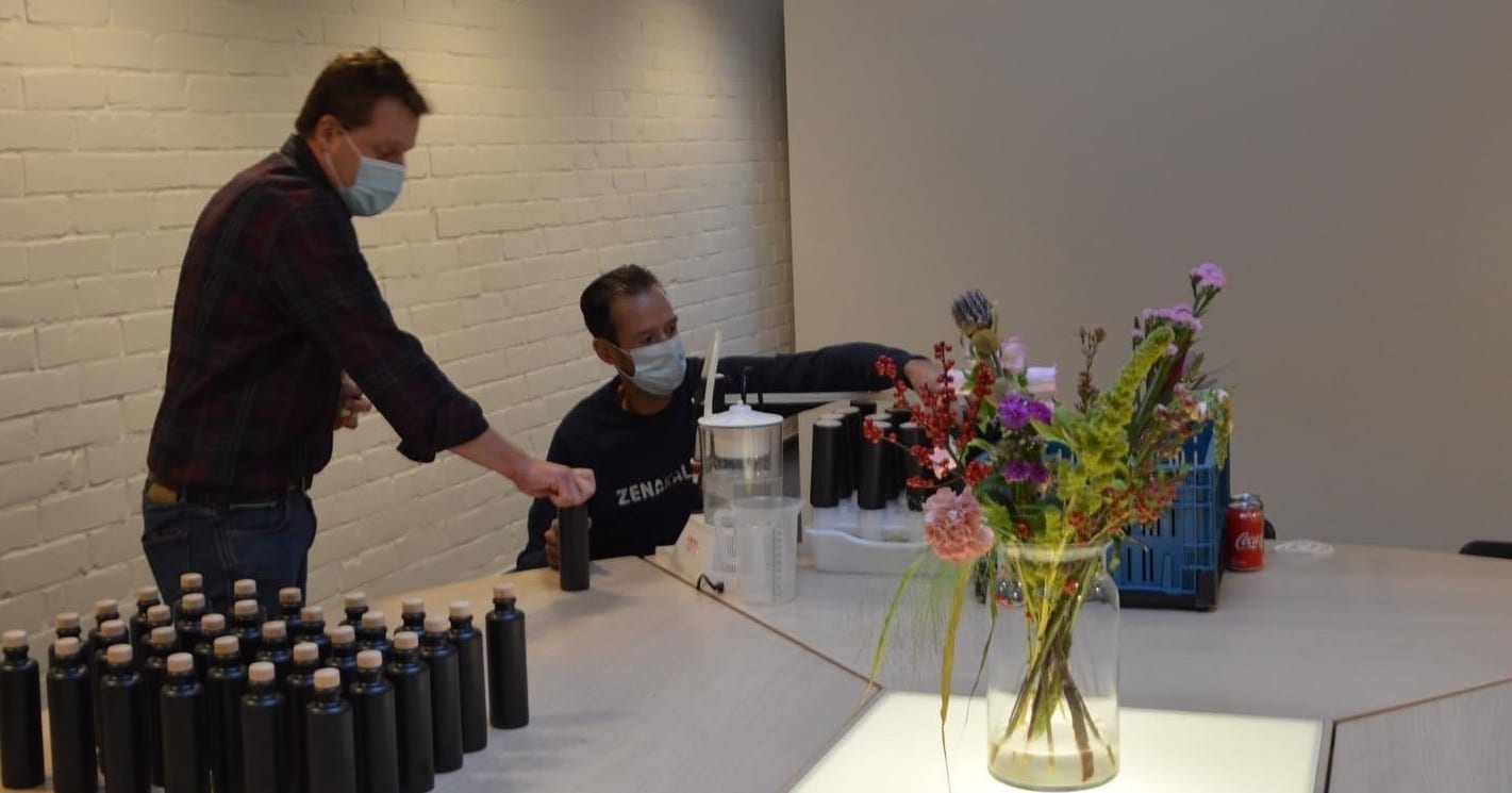 Het Polder Drinks-team maakt samen een nieuwe batch klaar in het atelier